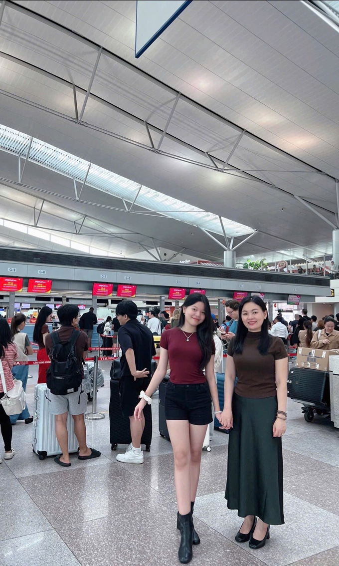 Con gái chụp hình kỷ niệm với mẹ trước giờ lên máy bay
