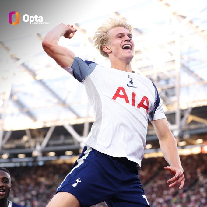 Lucas Bergvall là cầu thủ trẻ thứ hai trong lịch sử Tottenham vừa ghi bàn vừa kiến tạo trong 1 trận đấu tại Ngoại hạng Anh