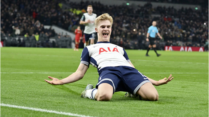 Sao trẻ Tottenham đi vào lịch sử