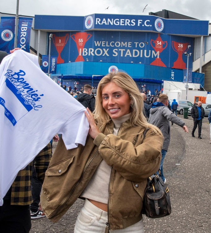 Bonnie Blue đến sân Ibrox