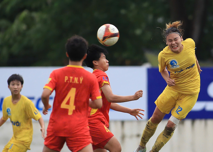 Hải Yến (áo vàng) trong một pha tấn công trước khung thành TP.HCM II - Ảnh: Phan Tùng