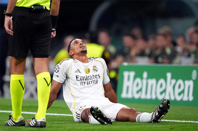 HLV Alonso đau đầu tìm giải pháp cho hành lang cánh phải