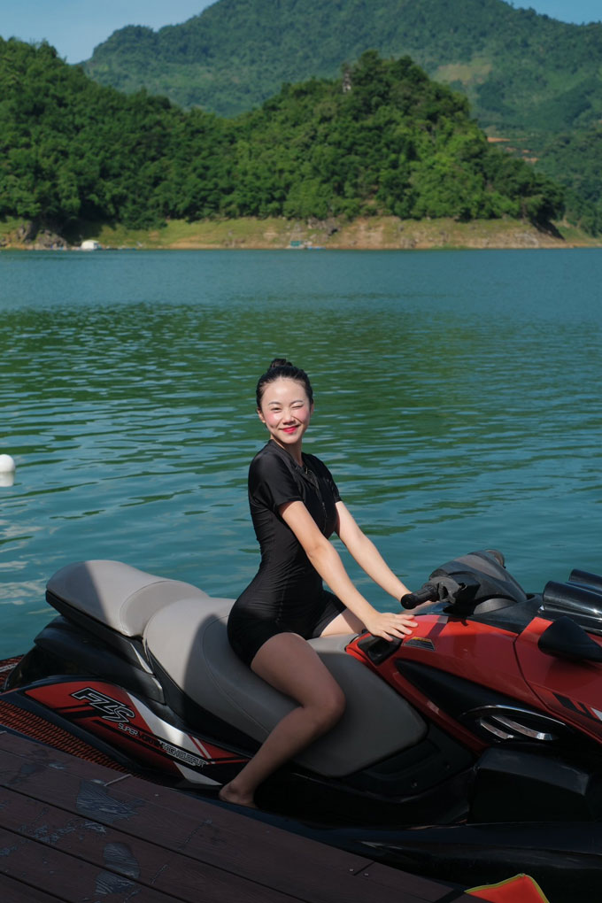 Hotgirl Bình Gấu cưỡi moto nước khoe dáng cực chuẩn, thả dáng trên sân pickleball