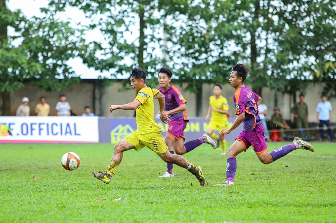 Hà Nội (áo vàng) vào tứ kết. Ảnh; Trung Đặng 