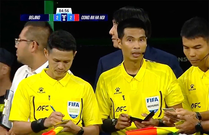 Trọng tài chính phải rút 4 thẻ vàng cảnh cáo cầu thủ 2 đội 