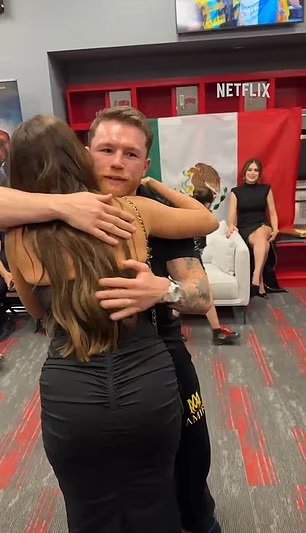 Vergara đã ôm Canelo cứng ngắc