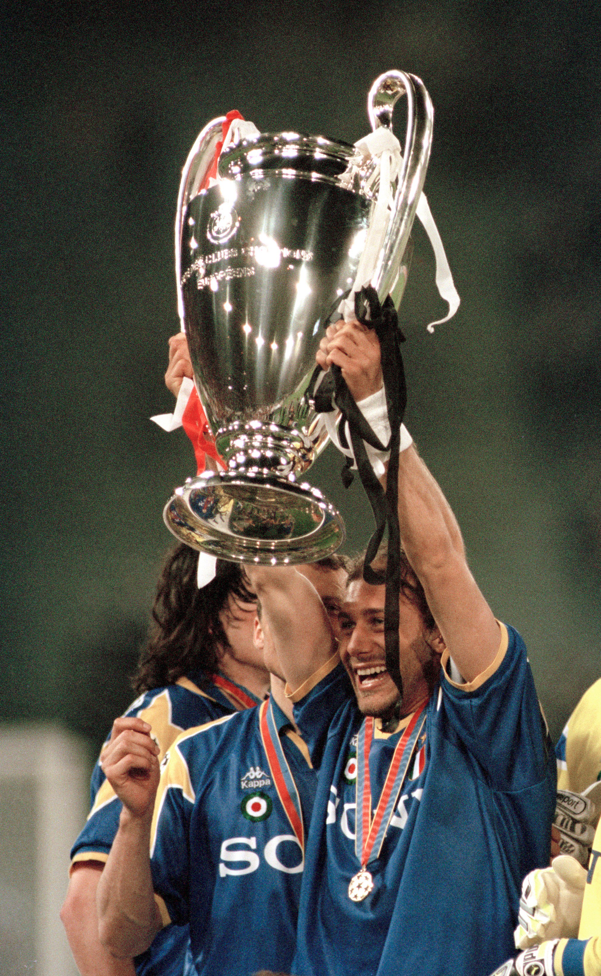 Hơn 20 năm trước, Conte đã chạm Cúp bạc Champions League khi khoác áo Juventus