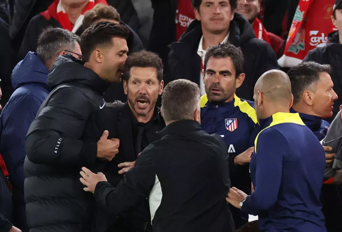 Nếu không có nhân viên an ninh và BHL Atletico giữ lại thì sự việc có thể còn tồi tệ hơn