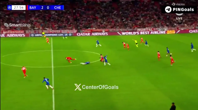 Cầu thủ của Chelsea ngã vật ra sân nhưng trọng tài chỉ rút ra thẻ vàng