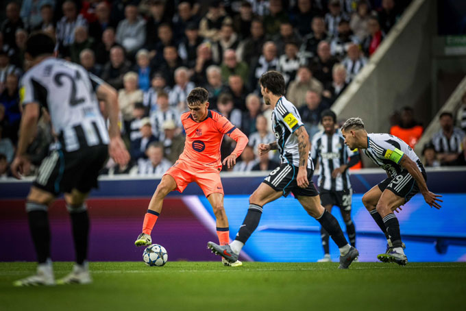 Hàng tiền vệ cơ bắp của Newcastle vẫn bất lực trước các tiền vệ nhỏ con nhưng cực kỳ kỹ thuật của Barca