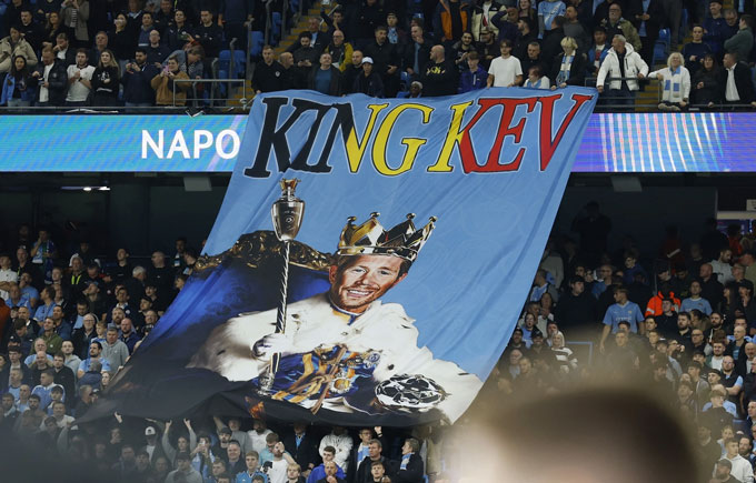 De Bruyne được các CĐV Man City chào đón trong ngày quay lại sân Etihad