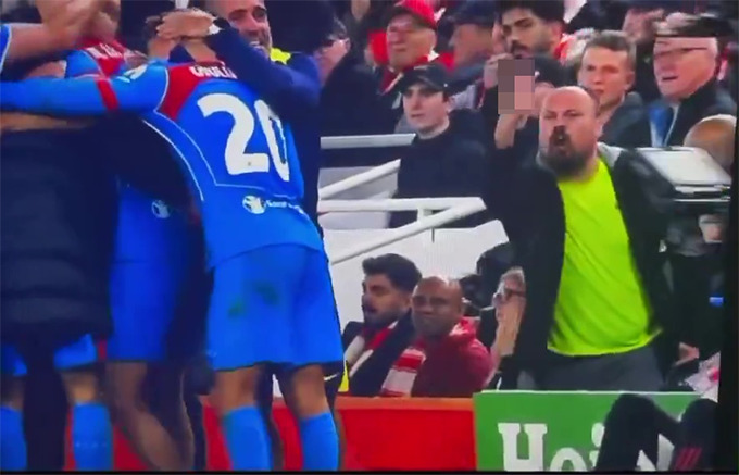 Fan cuồng Liverpool chủ động khiêu khích HLV Simeone
