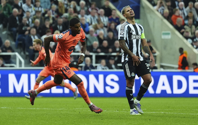 R14 tung hoành trên sân của Newcastle
