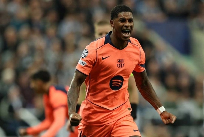 Marcus Rashford vừa lập "cú đúp" giúp Barca thắng chủ nhà Newcastle 2-1