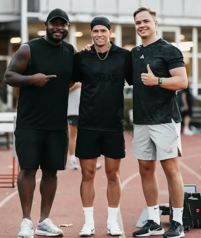 Mudryk đang tập luyện với các VĐV điền kinh