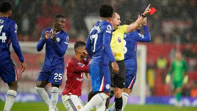 Casemiro nhận thẻ vàng thứ 2, đồng nghĩa với 1 thẻ đỏ và sẽ bị treo giò 1 trận