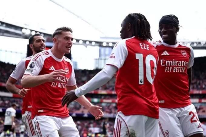 Arsenal có số 10 Eze rê bóng cũng rất... ra gì