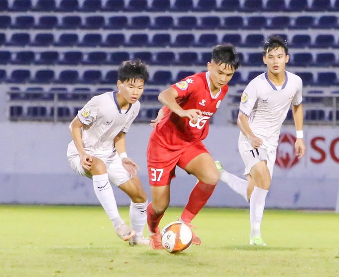 Thể Công (áo đỏ) vào bán kết. Ảnh: Trung Đặng 