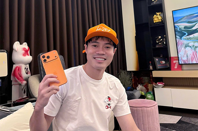 Văn Toàn khoe chiếc iPhone 17 màu cam "hot trend" được bạn thân Hòa Minzy tặng 