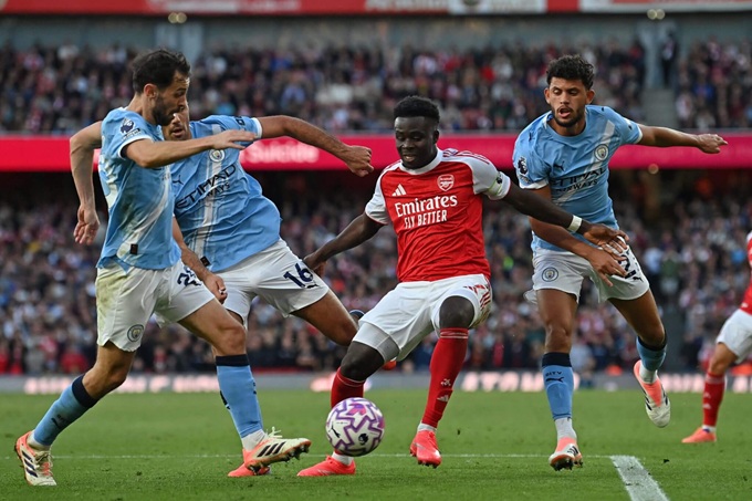 Saka chơi khá tốt bên cánh trái ở những phút cuối trận gặp Man City