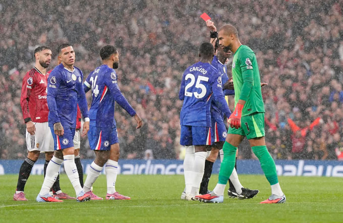 Và phải nhận thẻ đỏ khiến Chelsea thi đấu thiếu người từ phút thứ 5