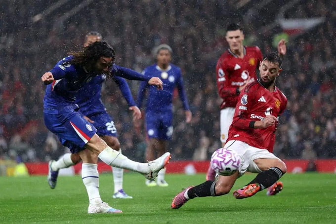 Bruno Fernandes chặn một cú đá của Cucurella