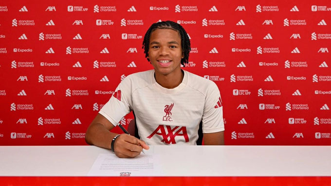 Ngumoha ký hợp đồng chuyên nghiệp đầu tiên với Liverpool