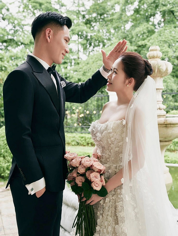 Chàng thủ môn của Thanh Hóa về chung một nhà với nữ tiếp viên hàng không hơn tuổi sau 3 năm hẹn hò 