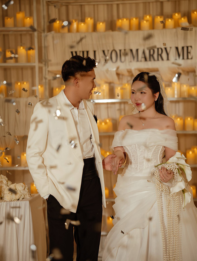 Cặp đôi về chung một nhà sau 8 năm hẹn hò 