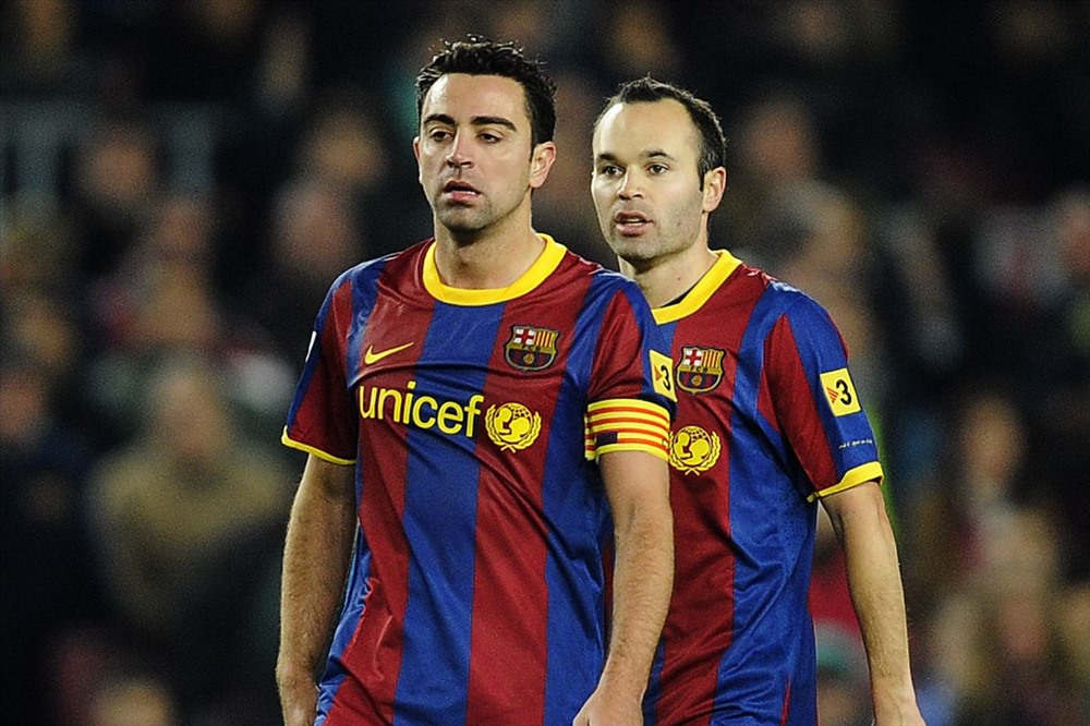 Ở tuyến tiền vệ, Messi chọn ngay 3 anh tài thân thiết với mình là Xavi, Iniesta, Ronaldinho