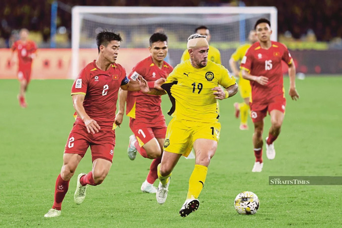 Malaysia (áo vàng) đối diện với những án phạt cực nặng từ FIFA