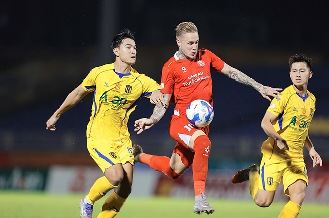 SLNA đang có sự khởi đầu rất khó khăn ở V.League 2025/26 - Ảnh: Đức Cường 