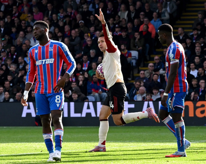 Chiesa tưởng như lại một lần nữa cứu Liverpool với bàn thắng phút cuối