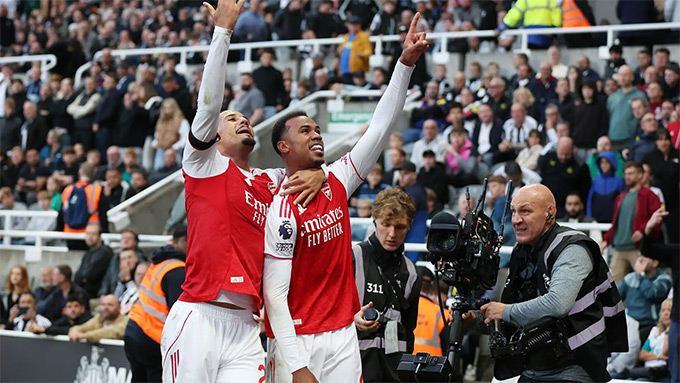 Arsenal một lần nữa bùng nổ từ các pha đá phạt góc