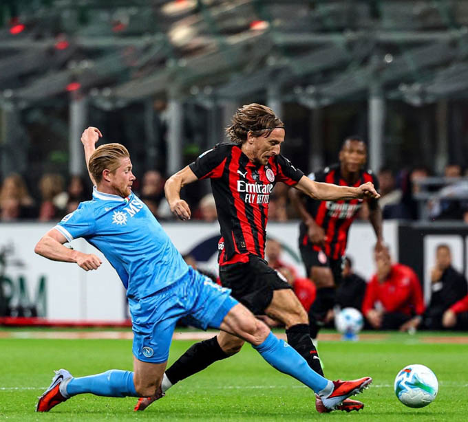 Modric chơi lấn lướt trước De Bruyne 
