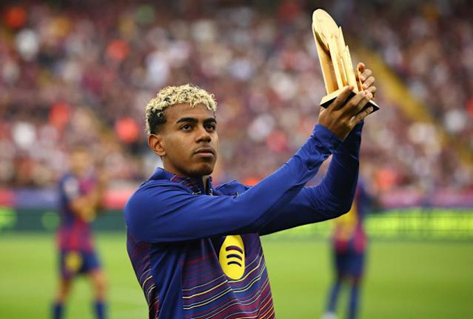 Yamal trở lại đúng lúc Barca cần anh nhất