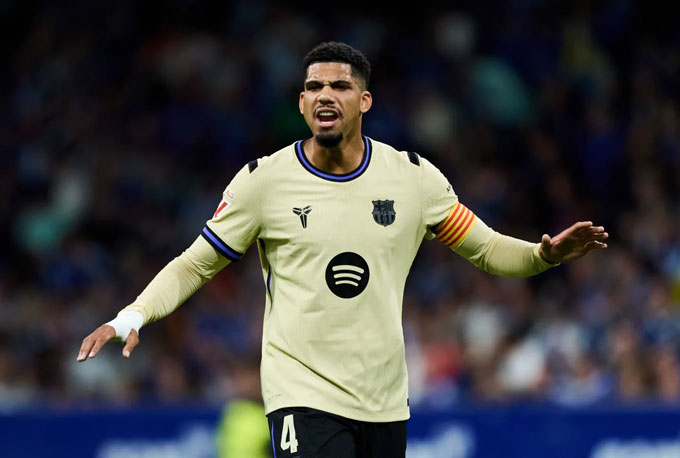Araujo được cho là sẽ ngồi dự bị ở trận Barca gặp PSG