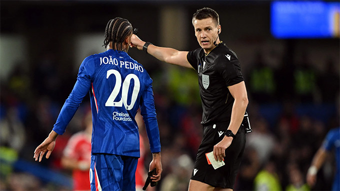 Pedro là cầu thủ Chelsea thứ 3 bị đuổi chỉ sau 4 trận gần nhất