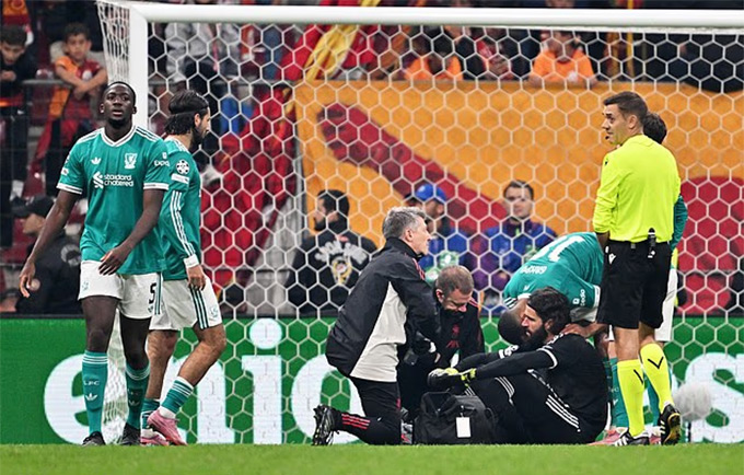 Alisson rời sân và có thể vắng mặt ở đại chiến Chelsea cuối tuần này