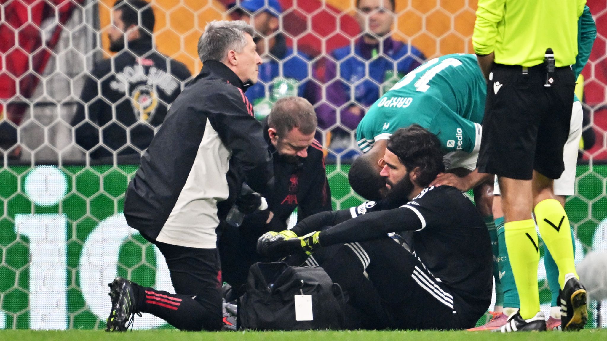Slot và CĐV Liverpool không mong Alisson phải nghỉ dài hạn