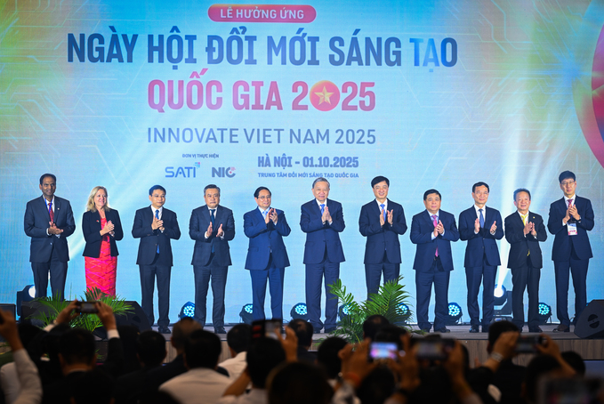 Tổng Bí thư Tô Lâm, Thủ tướng Phạm Minh Chính cùng lãnh đạo các Bộ, ngành và đại diện nhiều doanh nghiệp tiêu biểu như Tập đoàn T&T Group, Marvell, Samsung... bấm nút hưởng ứng Ngày hội Đổi mới sáng tạo Quốc gia 2025.