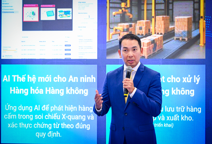 Tiến sĩ Yap Kwong Weng, CEO Việt Nam SuperPort™ trình bày những giải pháp đổi mới sáng tạo tại “siêu cảng” ICD Vĩnh Phúc - Việt Nam SuperPort™.