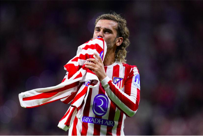 Griezmann xúc động hôn lên áo đấu Atletico trong ngày tạo nên cột mốc mới cho riêng mình