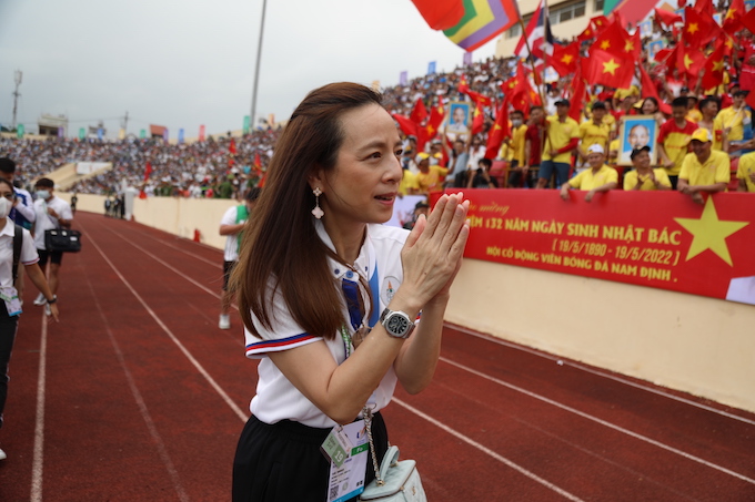 Madam Pang trong lần cùng ĐT Thái Lan đến Việt Nam thi đấu. Ảnh: Đức Cường 