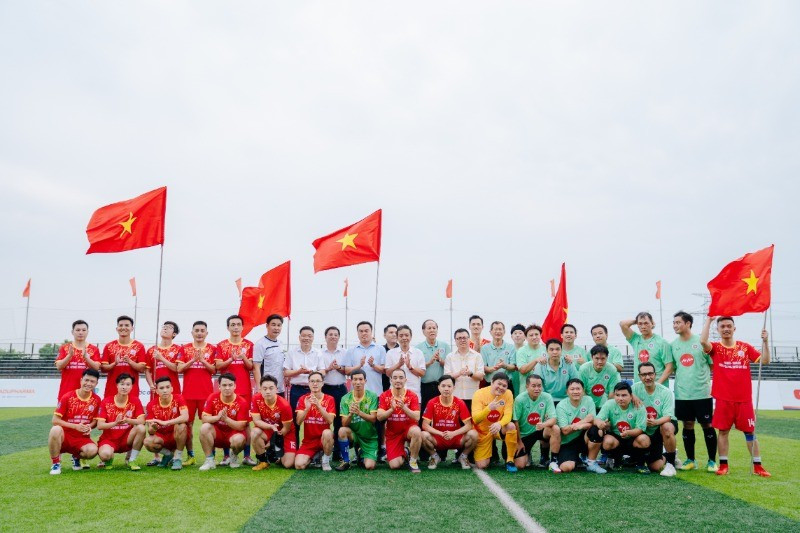 Các cầu thủ FC Trung tâm Phát thanh-Truyền hình Quân đội-Liên đoàn báo chí Thái Lan chụp hình lưu niệm với lãnh đạo ban tổ chức giải Press Cup 2025