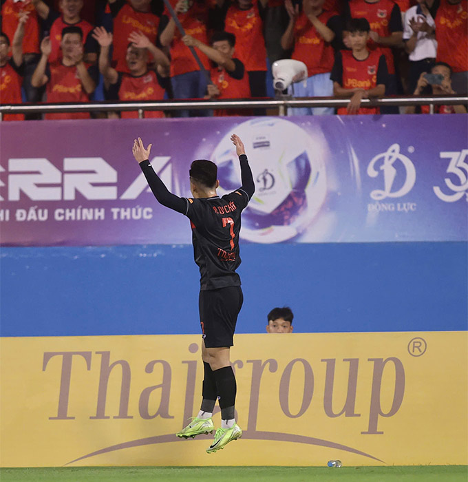 Đức Chiến ăn mừng theo phong cách của Ronaldo sau khi ghi bàn vào lưới đội bóng cũ Thể Công Viettel - Ảnh: Đức Cường 
