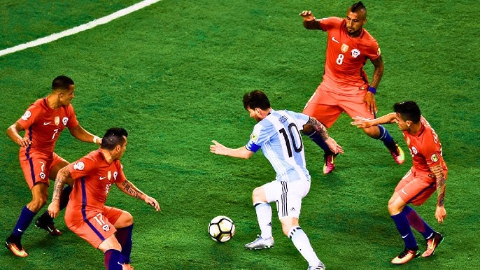 Messi rê bóng rất kinh nhưng chỉ là cái đinh trong mắt Hazard 