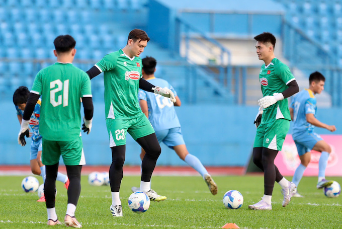 Các thủ môn của tuyển Việt Nam trong buổi tập - Ảnh: Anh KHoa 