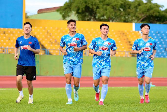 Các tuyển thủ trẻ của PVF CAND phải tập riêng - Ảnh: Anh Khoa 