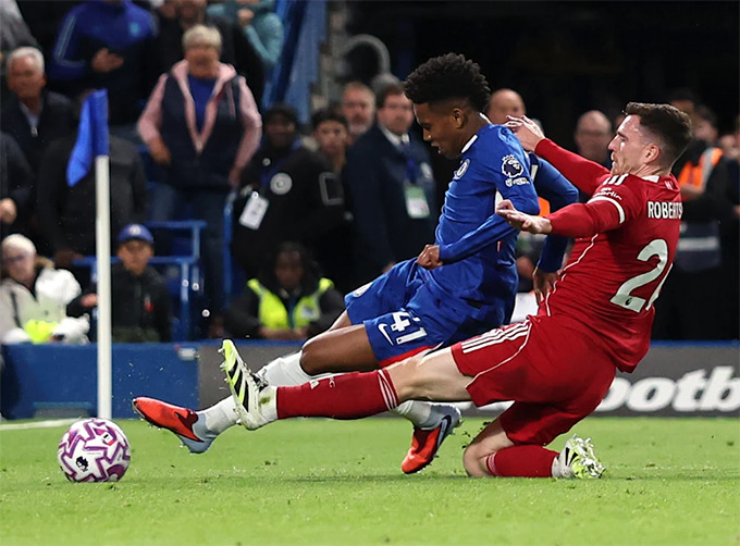Liverpool mùa này rất dễ bị tổn thương